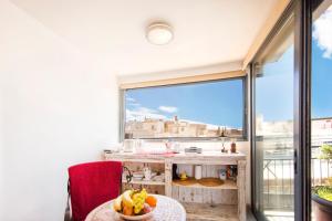cocina con mesa y ventana grande en Topfloor stylish apartment with Acropolis view! en Athens
