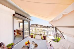 balcón con mesa y vistas a la ciudad en Topfloor stylish apartment with Acropolis view! en Athens