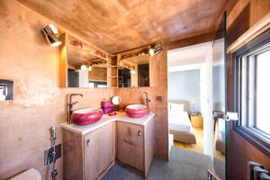 Zdjęcie z galerii obiektu Topfloor stylish apartment with Acropolis view! w Atenach