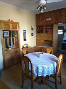 a dining room with a table and chairs and a kitchen at La casa de Aya in Ciudad Lujan de Cuyo