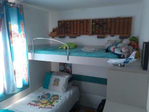 Habitación infantil con 2 literas con animales de peluche en Barcelona, en Curitiba
