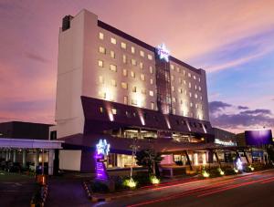 un hotel con un edificio iluminado por la noche en Fame Hotel Gading Serpong, en Serpong
