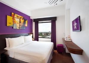 Postel nebo postele na pokoji v ubytování Fame Hotel Gading Serpong + 26 fotografií