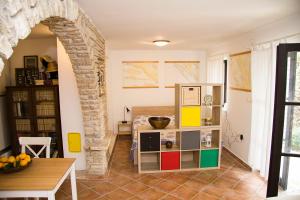 een woonkamer met een tafel en een kamer met een keuken bij Apartments Sundance in Okrug Donji