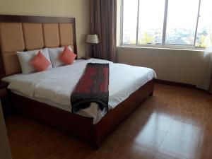 Postel nebo postele na pokoji v ubytování Stung Sangke Hotel
