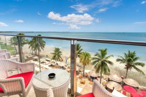 desde el balcón de un complejo con vistas a la playa en Ramada Suites by Wyndham Wailoaloa Beach Fiji en Nadi