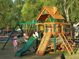 un grupo de niños jugando en un parque infantil en Glenmark Holiday Park, en Timaru