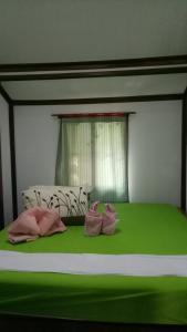 A bed or beds in a room at Comon Bungalow HaadChaoPhao
