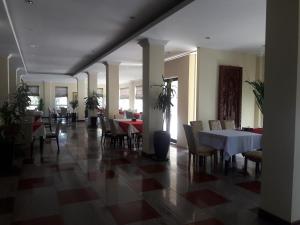 Restoran või mõni muu söögikoht majutusasutuses Stung Sangke Hotel