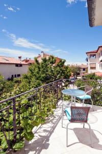 eine Terrasse mit Tisch und Stühlen auf einem Balkon in der Unterkunft Apartments Alluro in Rovinj + 25 Fotos
