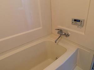 a bathroom with a bath tub with a faucet at Cozy Penguin House Bibai in Bibai +31 photos