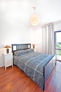ein weißes Schlafzimmer mit einem Bett und einem Fenster in der Unterkunft Apartments Alluro in Rovinj