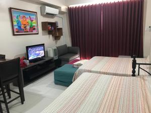 سرير أو أسرّة في غرفة في Creys condo at Pico de Loro Cove