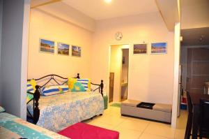 سرير أو أسرّة في غرفة في Creys condo at Pico de Loro Cove