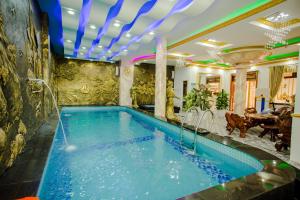 una piscina en una sala de estar con techo en King Hotel Quang Ngai, en Quảng Ngãi