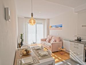 ein Wohnzimmer mit einem Sofa und einem Tisch in der Unterkunft Buenos Aires Beach & Downton by DLA in San Sebastián