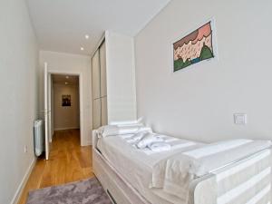 - une chambre blanche avec un grand lit dans l'établissement Buenos Aires Beach & Downton by DLA, à Saint-Sébastien
