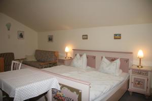 - une chambre avec un lit, un canapé et deux lampes dans l'établissement Ferienwohnung Heilingbrunner, à Bad Wiessee