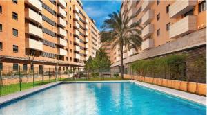 Bazén v ubytovaní Keywise Perfect location next to María Zambrano STATION, central , beach ,pool and free Parking alebo v jeho blízkosti