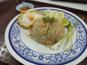 une assiette de nourriture avec du riz, du pain et des tranches de chaux dans l'établissement Amatara Hotel, à Pi Mai