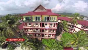 eine Luftaufnahme eines Hauses am Strand in der Unterkunft Melati Tanjong Beach Resort in Pantai Cenang