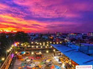 vista di una città di notte con luci di Regantris Malioboro a Yogyakarta