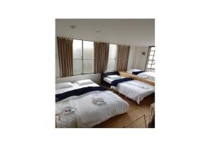 名古屋市にあるNagoya Hostel The Three Smiles / Vacation STAY 13462のベッド2台と窓のある寝室