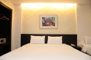 - une chambre dotée d'un lit avec une photo sur le mur dans l'établissement Miracle Suvarnabhumi Airport, à Lat Krabang