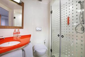 Vannituba majutusasutuses Starlet Hotel Serpong +12 fotot