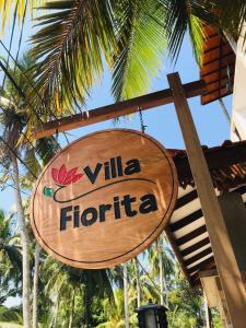 迪克韦勒Villa Fiorita的棕榈树前的花瓣读书标志