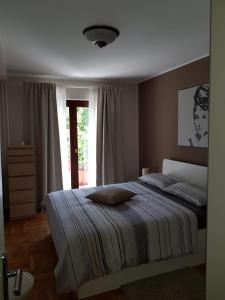 Un dormitorio con una cama grande y una ventana en Apartment Magnolia, en Mušalež