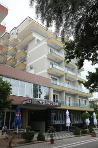 ein Gebäude mit einem Hotel davor in der Unterkunft Hotel Pogradeci in Pogradec