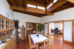 a kitchen and dining room with a table and chairs at Bungalow El Mar in Teguise