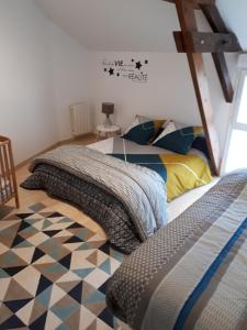ein Schlafzimmer mit einem Bett und einem karierten Boden in der Unterkunft Gîtes d'Olbiche in Avranches