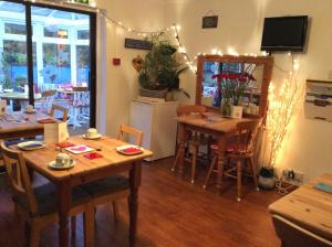 un comedor con mesas, sillas y luces en The Great Grubb en Totnes