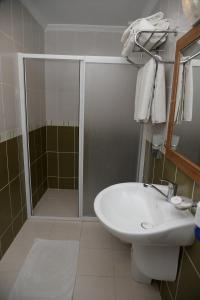 Koupelna v ubytování Karbel Hotel