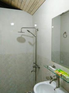 Kylpyhuone majoituspaikassa Nhà M&G