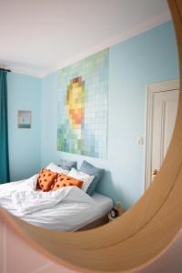 1 dormitorio con 1 cama con paredes azules en B&B d'Ouwe Grutter, en Wagenberg