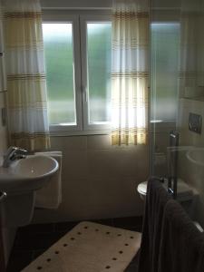 ヴァルヴィヒにあるFerienwohnung Morgenのバスルーム(洗面台、トイレ、シャワー付)
