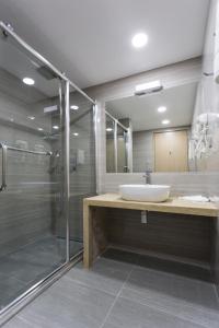 Koupelna v ubytování President Hotel by Hrazdan Hotel CJSC