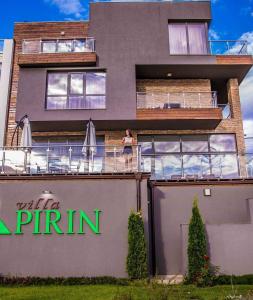 une femme debout sur le balcon d'un bâtiment dans l'établissement Villa Pirin, à Simitli