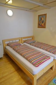 ブダペストにあるSmile-Inn Budapestのベッド2台が隣同士に設置された部屋です。