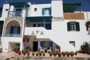 un edificio blanco con una gran letra k en él en Polemis Studios & Apartments en Agia Anna Naxos