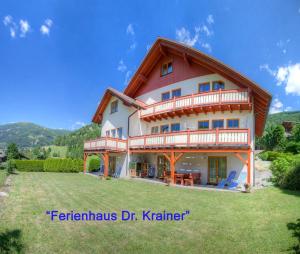 una casa grande con un gran patio delante en Ferienhaus Christina & Haus Dr. Krainer, en Bad Kleinkirchheim