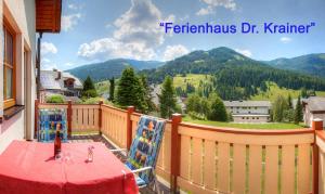 una mesa en un balcón con vistas a las montañas en Ferienhaus Christina & Haus Dr. Krainer en Bad Kleinkirchheim