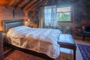 een slaapkamer met een bed en een raam in een kamer bij Villa Palaios Agios Athanasios in Palaios Agios Athanasios