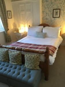 um quarto com uma cama e um sofá azul em Lee-Side B&B em Robin Hood's Bay