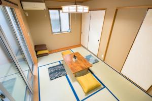 una vista aérea de una habitación con mesa y sillas en Yotsuya 110, en Tokio