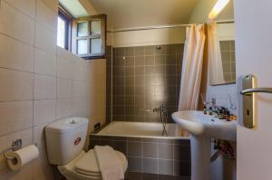 レオニディオにあるPicturesque Housesのバスルーム(トイレ、洗面台、バスタブ付)