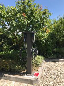 un parquímetro con un teléfono conectado a él en Agriturismo Macesina, en bedizzol